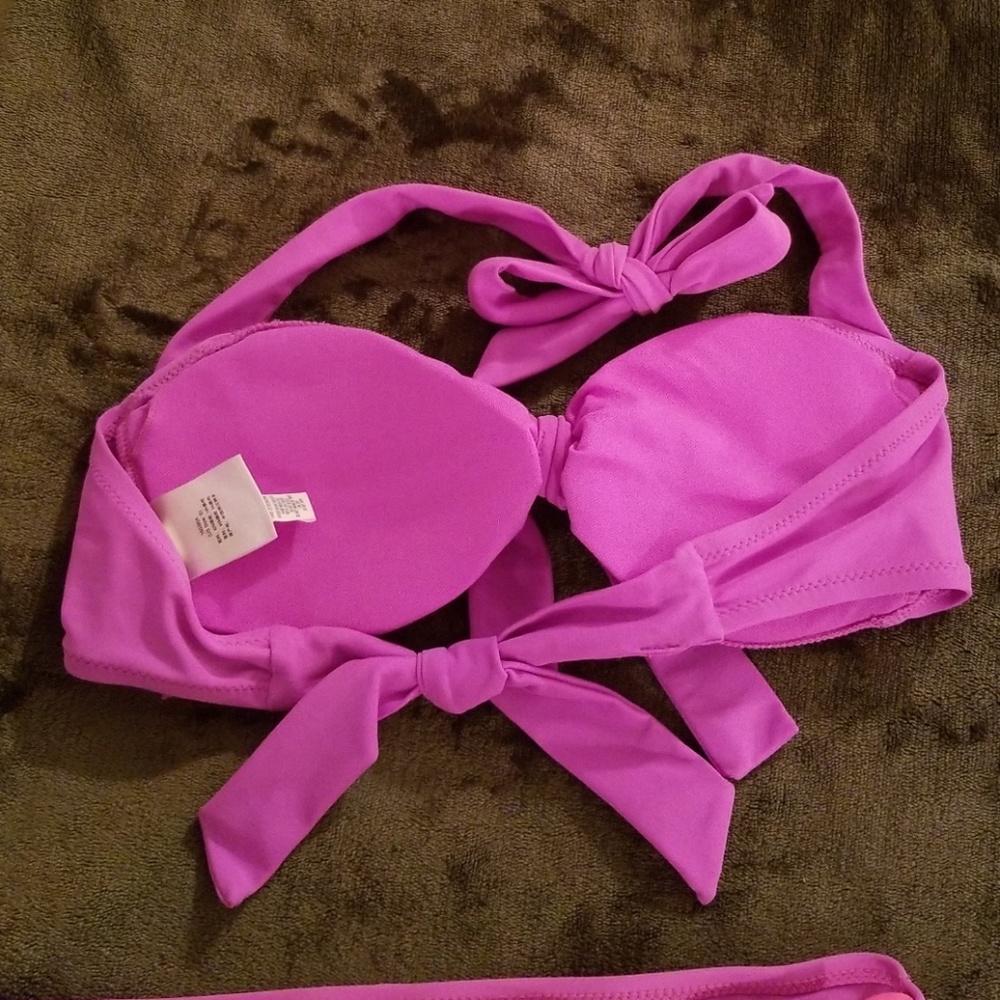 American Eagle Outfitters - Picture 3 of 8